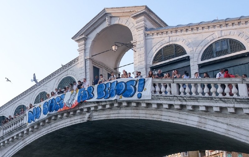 Un grup de locuitori nervoși din Veneția vor să blocheze canalele, pentru a împiedica nunta luxoasă a lui Jeff Bezos cu Lauren Sanchez