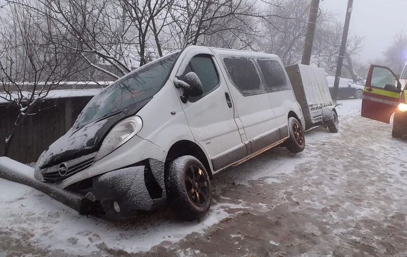 Un autobuz cu 7 oameni la bord a zburat de pe șosea și s-a răsturnat în Stroeşti, Iași. Un bărbat de 40 de ani a fost rănit