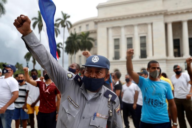 În parale cu protestele anti-regim, susținători ai președintelui s-au adunat în fața Congresului din Havana pentru a contracara mișcările de protest. Numărul lor a fost mult mai scăzut decât cel al celor care au strigat „Jos dictatura”