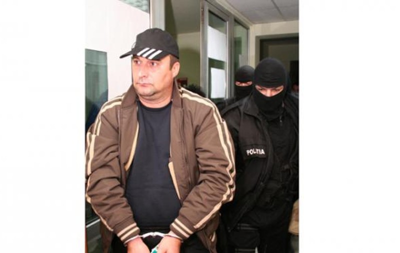 Un cunoscut fost interlop lucrează ca frizer și tâmplar. Pușcăria l-a schimbat