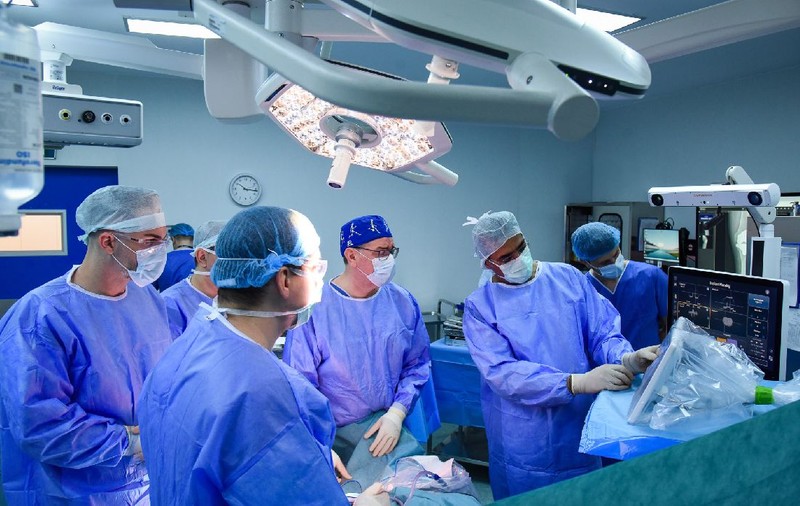 Premieră medicală în România: prima artroplastie robotică de revizie a genunchiului, realizată cu succes
