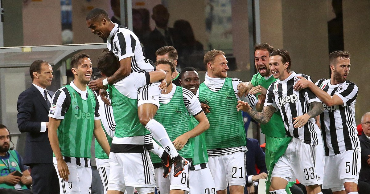 Cât costă Douglas Costa