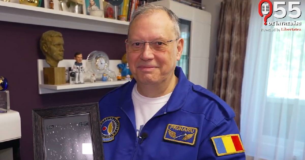 Dumitru Prunariu ține în mână un simbol al realizărilor sale cu asteroidul 10707 Prunariu, denumit în onoarea sa de Uniunea Internațională de Astronomie