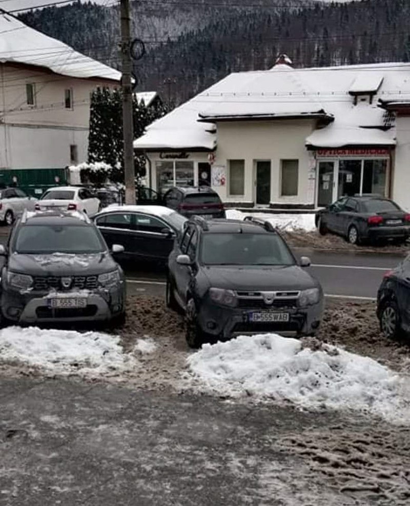 Două mașini ce aparțin Primăriei Sector 5, fotografiate astă-iarnă la Bușteni, pe Valea Prahovei