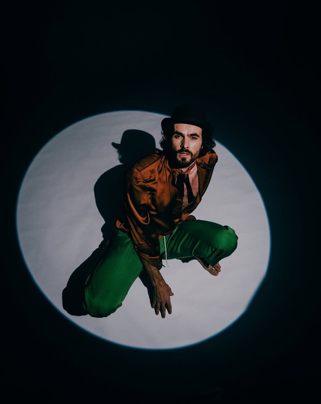 Un artist român a stat izolat 9 luni într-o cabană cu șoareci, fără conexiune cu lumea exterioară: „Învățam să trăiesc într-un ritm complet diferit”