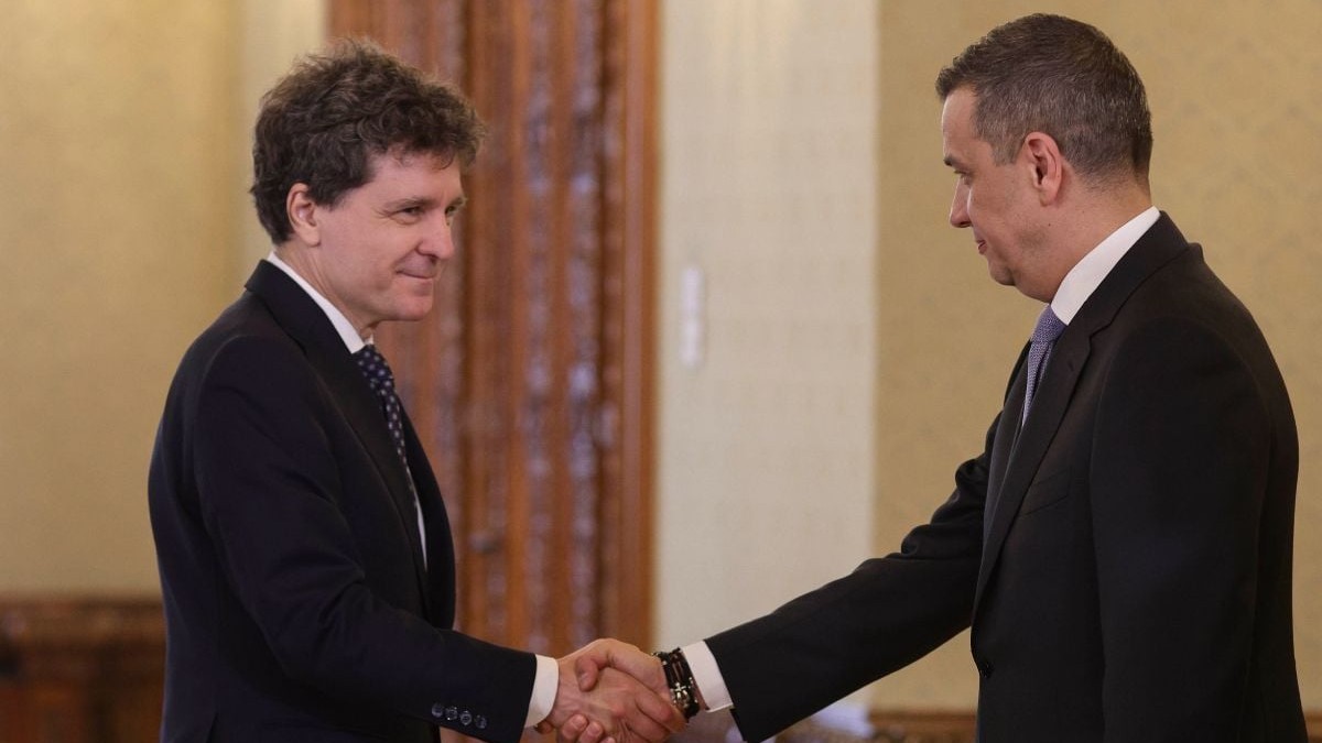 Nicușor Dan și Sorin Grindeanu își strâng mâna.