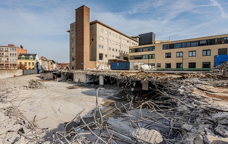 Șapte români au furat într-o singură noapte șase tone de plumb și aproape o tonă de cupru, dintr-un spital belgian care era demolat