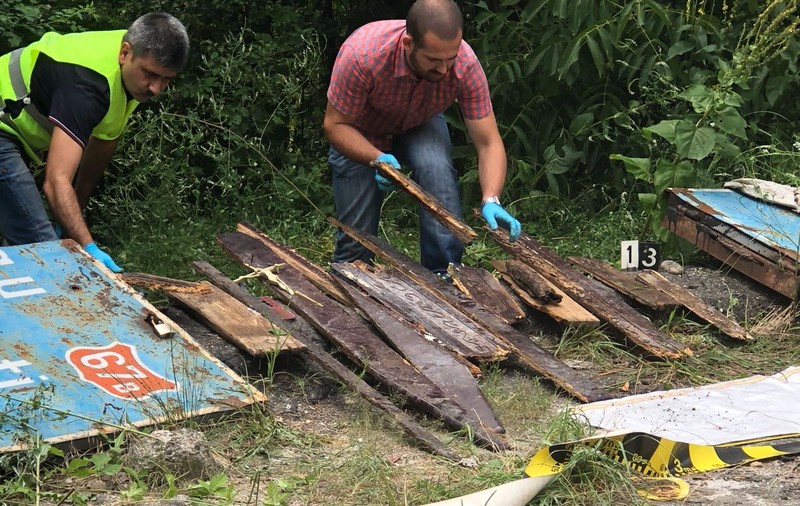 FOTO/ Au scos sicriul din groapă și l-au lăsat la marginea drumului. Descoperire „macabră” în județul Gorj