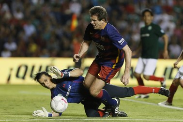 Gică Popescu la un meci al legendelor, în tricoul Barcelonei Foto: EPA