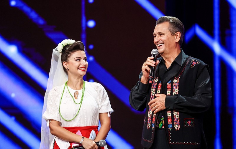 Nea Mărin, alături de fiica sa, Larisa, la TV. Cei doi au pregătit un moment special pentru „Stand-Up Revolution”