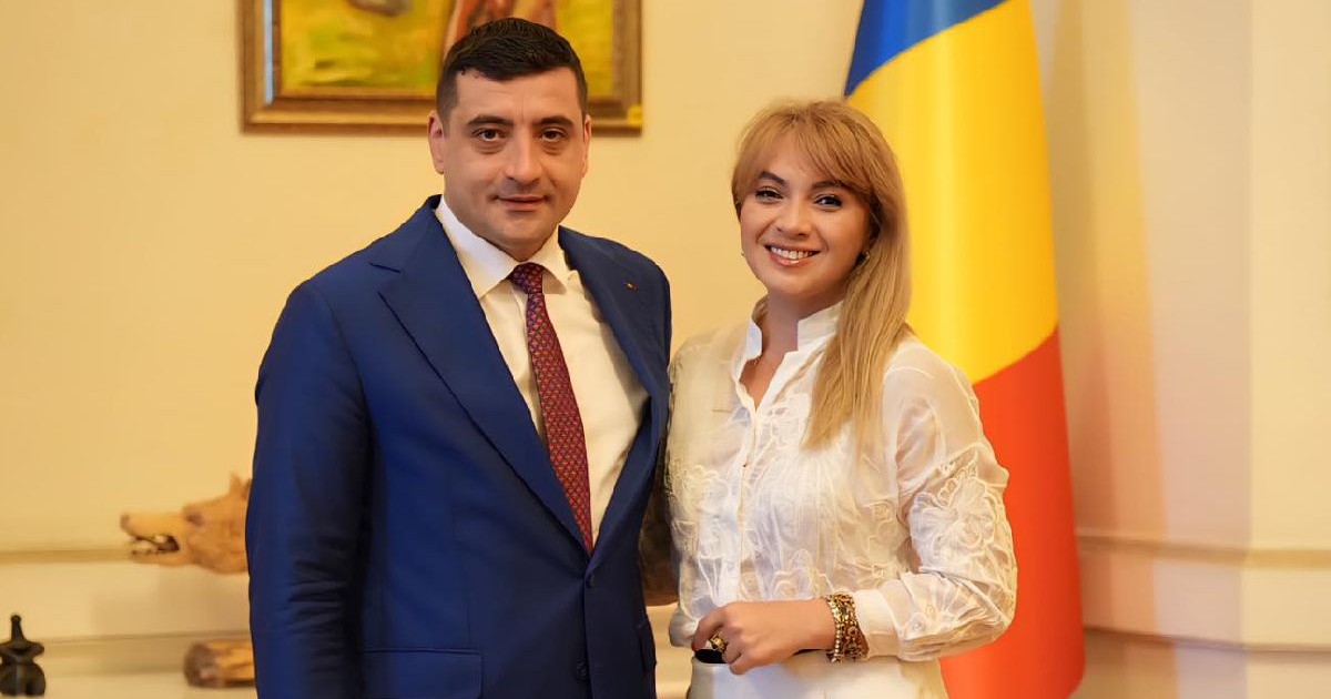 George Simion, într-un costum bleumarin, alături de avocata Silvia Uscov când aceasta s-a alăturat echipei AUR.