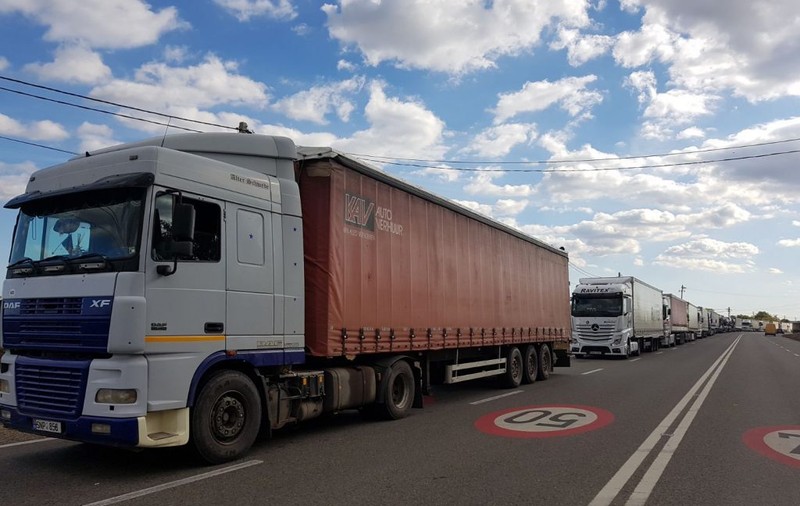 Circulaţia camioanelor de mare tonaj, interzisă pe drumurile judeţene din Arad, în zilele caniculare