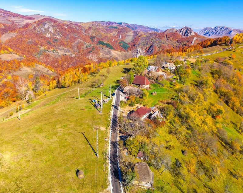Șurile cu acoperiș din paie, construcțiile arhaice din Apuseni care rezistă de peste 100 de ani. Drumul nou care le face accesibile turiștilor