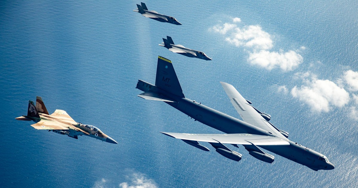 Avioane israeliene F35i și F15i alături de un bombardier american B-52