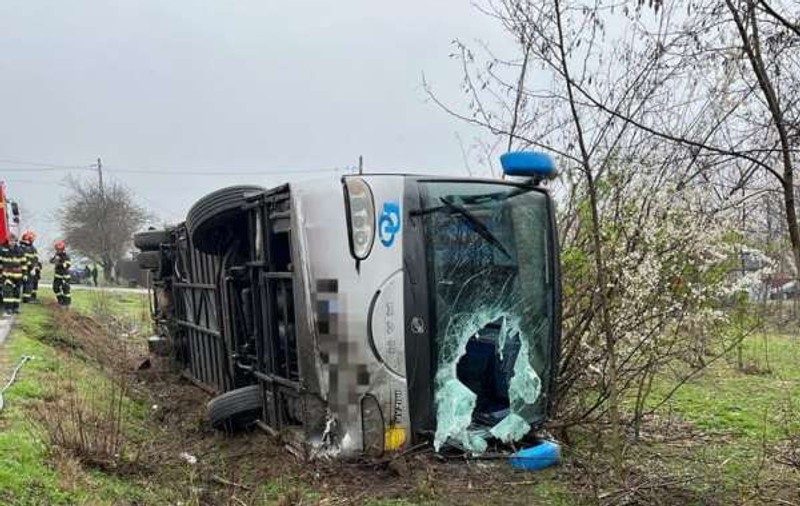 Autocar răsturnat la Rași, județul Ialomița. 11 persoane au suferit atacuri de panică, patru au fost transportate la spital