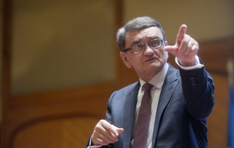 Legea care acordă pensie specială Avocatului Poporului, amânată de judecătorii CCR