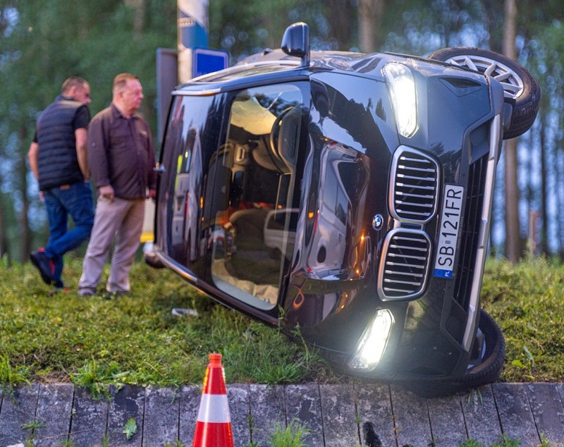 Șofer român de dubă arestat, după ce a răsturnat un BMW X6 într-un sens giratoriu din Olanda
