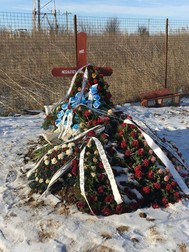 Mormântul unui artist cunoscut, îngropat la Vama Veche, a fost devastat de un preot. I-a aruncat toate coroanele și florile