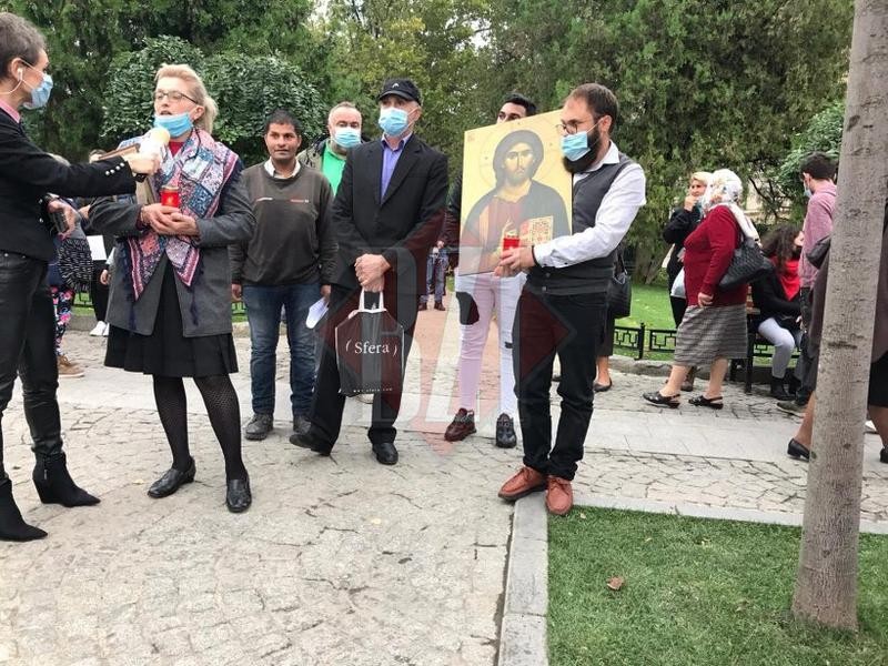 Protest în fața Mitropoliei Moldovei și Bucovinei | Foto: BZI