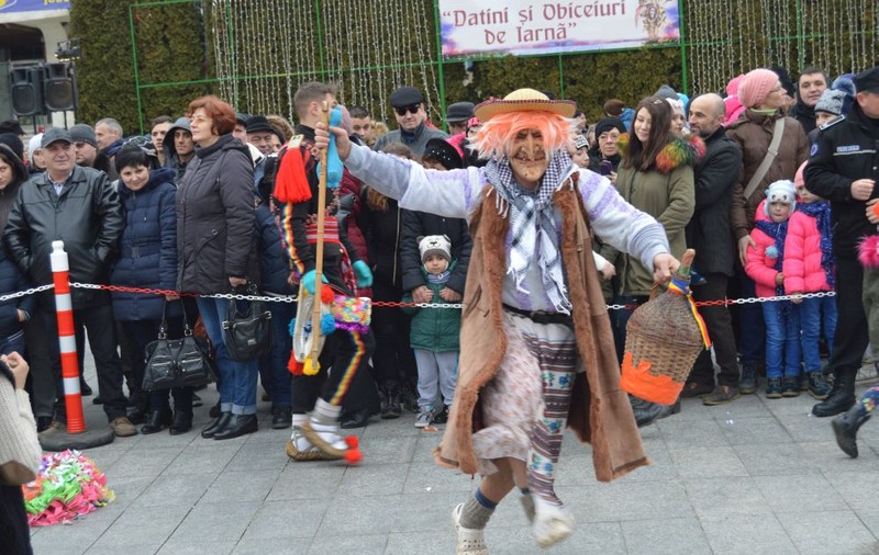 REPORTAJ/ Peste 1.000 de ”mascați” au ocupat Centrul Civic Vaslui, într-un eveniment unic la nivel național