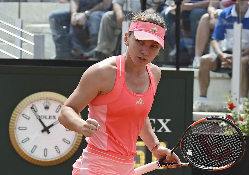 epa04747854 Simona Halep of Romania reacts during her third round match against Venus Williams of USA of the Italian Open tennis tournament at the Foro Italico in Rome, Italy, 14 May 2015. EPA/MAURIZIO BRAMBATTI