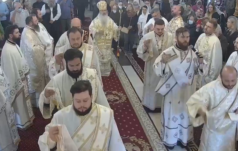 VIDEO | Arhiepiscopul Tomisului, ÎPS Teodosie, slujbă fără respectarea normelor de distanțare. Enoriași fără mască sau cu ea sub bărbie