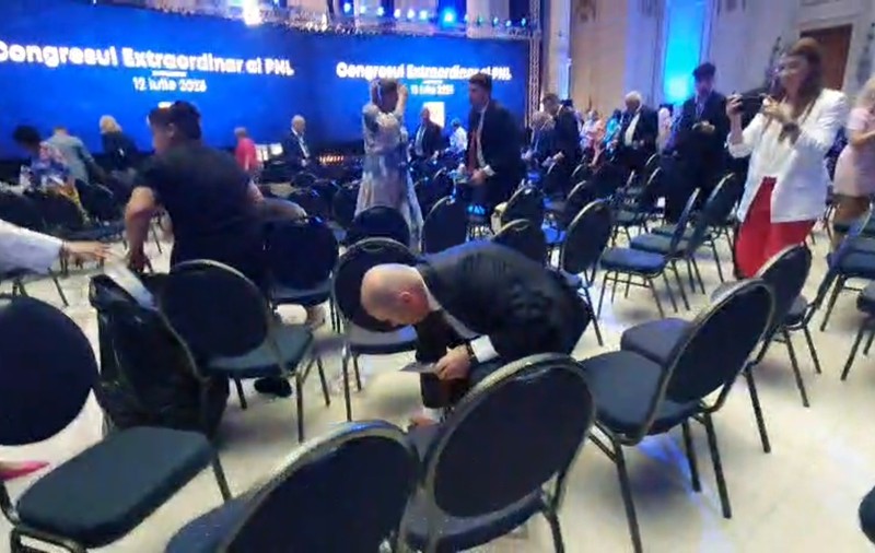 Ilie Bolojan și alți liberali au strâns gunoiul din sala din Parlament unde a avut loc Congresul PNL