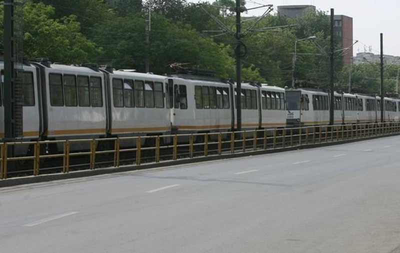 A SCĂPAT CA PRIN MINUNE FĂRĂ NICIO FRACTURĂ! Bucureșteancă de 84 de ani, prinsă sub un tramvai!