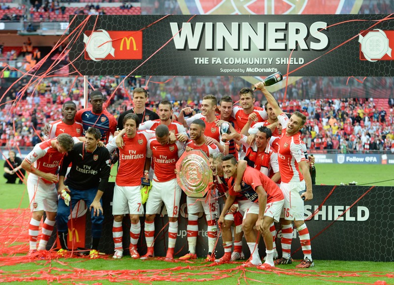 epa04348482 Arsenal players celebrate after winning against Manchester City the FA Community Shield at Wembley stadium in London, Britain, 10 August 2014. EPA/FACUNDO ARRIZABALAGA DataCo terms and conditions apply. http://www.epa.eu/downloads/DataCo-TCs.pdf