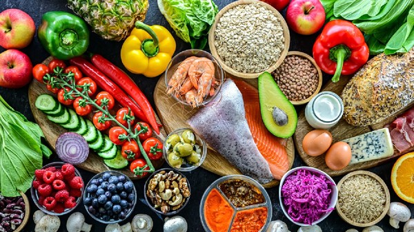 Produse alimentare care reprezintă o dietă echilibrată.