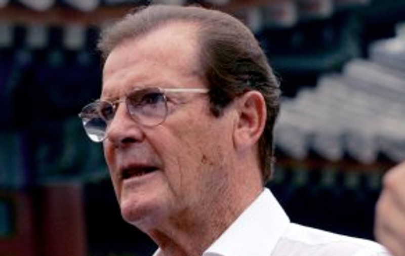 Roger Moore, comandor al Artelor şi Literelor, în Franţa