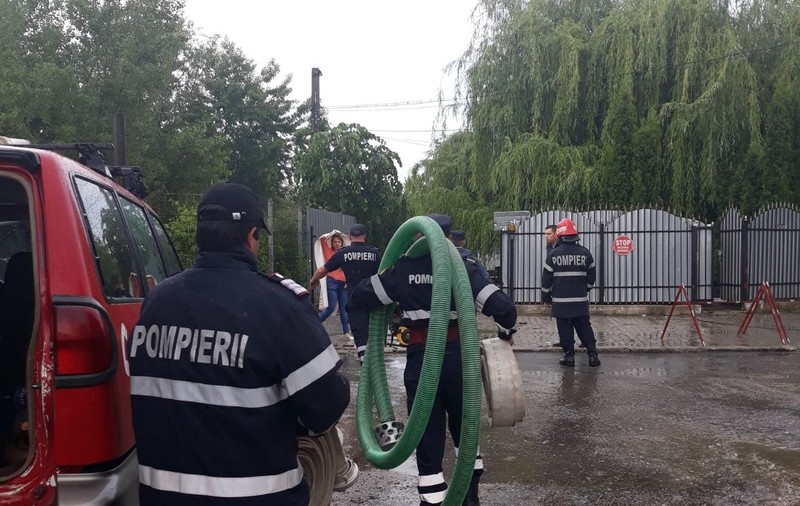 Locuințe, străzi și instituții publice, inundate în județul Argeș din cauza precipitațiilor abundente
