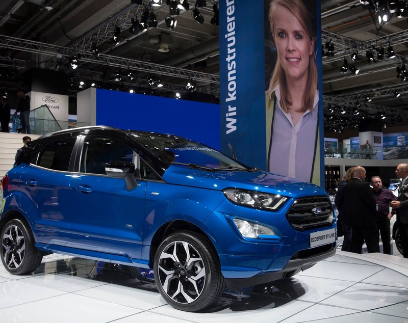 Klaus Iohannis a testat noul Ford EcoSport, cu Simone Tempestini, campionul României la raliu. Președintele, la un pas de a lovi o bordură | FOTO ȘI VIDEO