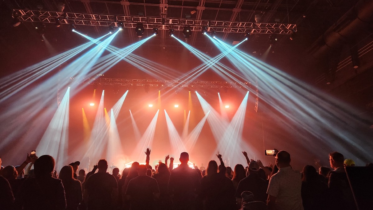 Multă lume care se distrează la un concert