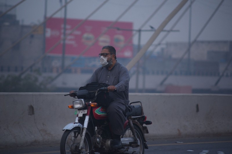 LAHORE, PAKISTAN, NOVEMBER 05: People cover their mouth and nose due to air pollution over the sky in Lahore, Pakistan, on November 05, 2024 Pakistan second largest city of Lahore has closed primary schools for a week after seeing “unprecedented” pollution levels, government authorities have said. For days, the city of 14 million people has been enveloped by smog, a mix of fog and pollutants caused by low-grade diesel fumes, smoke from seasonal agricultural burning and winter cooling Khurram Amin / Anadolu/ABACAPRESS.COM
