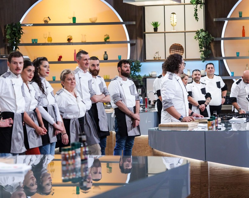 Sorin Bontea dă primul atac la Chefi la cuțite, în ediția din această seară. Decizia lui i-a luat prin surprindere pe ceilalți chefi