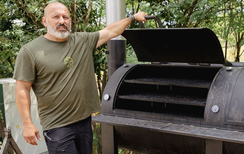 Ferma Dacilor s-a redeschis după șapte luni de la incendiu. Patronul: „Funcționăm pe grătare, în aer liber. Pentru astea nu ne trebuie autorizație”