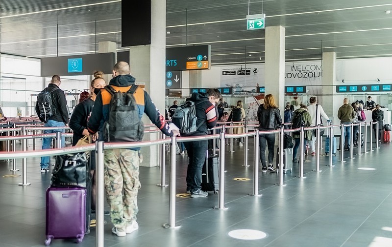 14 români au semnat că nu se mai întorc în Elveția și au primit un bilet de avion către orice destinație europeană aleasă de ei