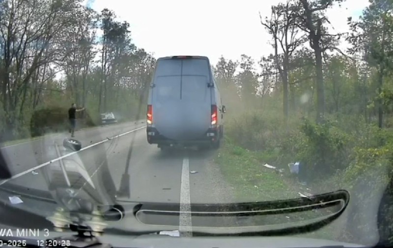 O dubă a vrut să depășească un TIR și a lovit grav o altă dubă, chiar în fața unui polițist. Ce a făcut agentul aflat în timpul liber VIDEO
