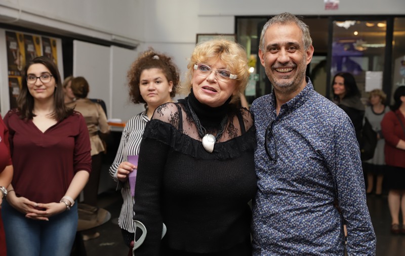 Cezara Dafinescu umple teatrele din Capitală cu piesa în care-și pune viața pe tapet. Din toamnă, o vedem și în film