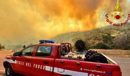 Autoritățile locale au declarat stare de alertă, iar intervențiile pentru stingerea incendiului și limitarea pagubelor au continuat inclusiv în ziua următoare. Foto: Profimedia Images
