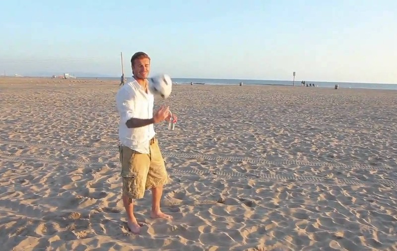 David Beckham a revenit la fotbal. Pe plajă|VIDEO