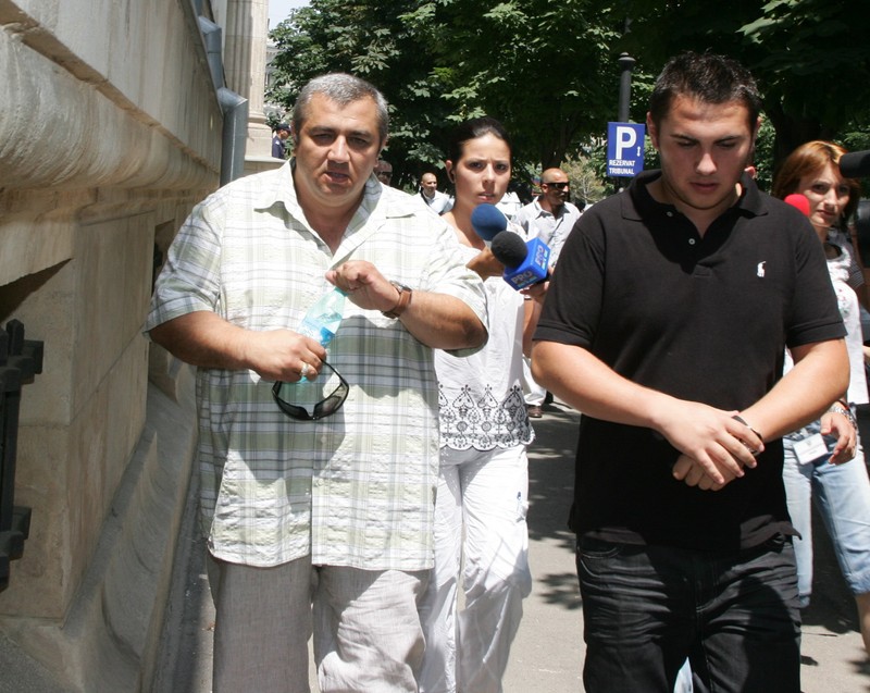 Vasile Fierbântu, stânga, zis Sile Pietroi sau “Măcelarul din Glina”