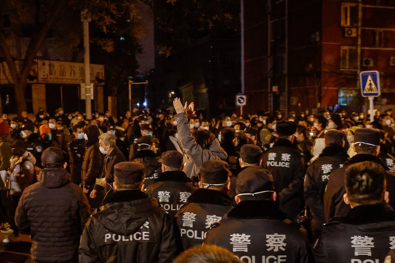 Protestele față de restricțiile stricte din China privind COVID-19 au izbucnit în mai multe orașe, inclusiv Beijing și Shanghai. Ele au fost declanșate de un incendiu într-un bloc carantinat din Urumqi, capitala regiunii Xinjiang Foto: EPA