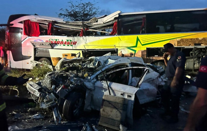 Zece morți și 39 de răniți într-un accident în lanț, pe o autostradă din Turcia. Un autocar s-a răsturnat peste două mașini mici și a lovit un TIR