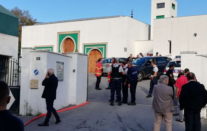 Atac armat la o moschee din sudul Franței. Două persoane au fost împușcate