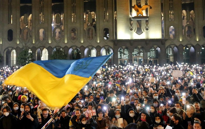 Cine suferă nu uită. Demonstrație de masă la Tbilisi, în Georgia, în favoarea Ucrainei și împotriva agresiunii Rusiei