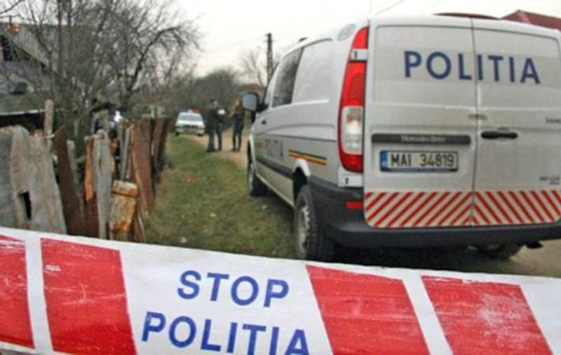 Un bătrân din Dâmbovița l-a ucis cu toporul pe bărbatul care îl ajuta în gospodărie. A sunat la 112 după comiterea crimei