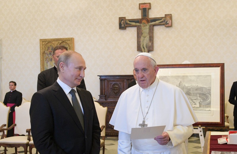epa07695195 Pope Francis (R) and Russian President Vladimir Putin (L) exchange gifts after their meeting at the Vatican, 04 July 2019. Putin arrived for a one-day visit to Vatican and Rome to meet with the Pope and Italian leaders. EPA-EFE/ALEXEI DRUZHININ / SPUTNIK / KREMLIN POOL MANDATORY CREDIT