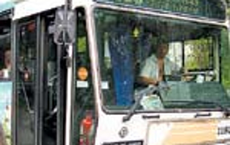 Elevi injunghiati in autobuz